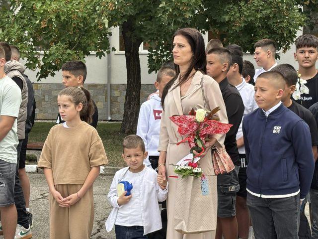 Дворът на училището се изпълни с ученици, родители, учители и гости, за да отбележат празничния ден