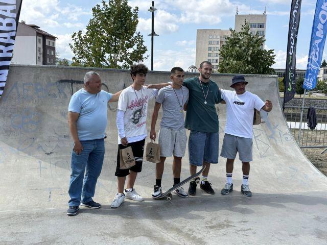 Отличия връчи и общинският съветник Васил Зашкев.