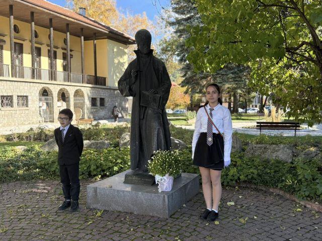 Цветя бяха поднесени на паметниците на митрополит Авксентий Велешки, Паисий Хилендарски и Захарий Зограф