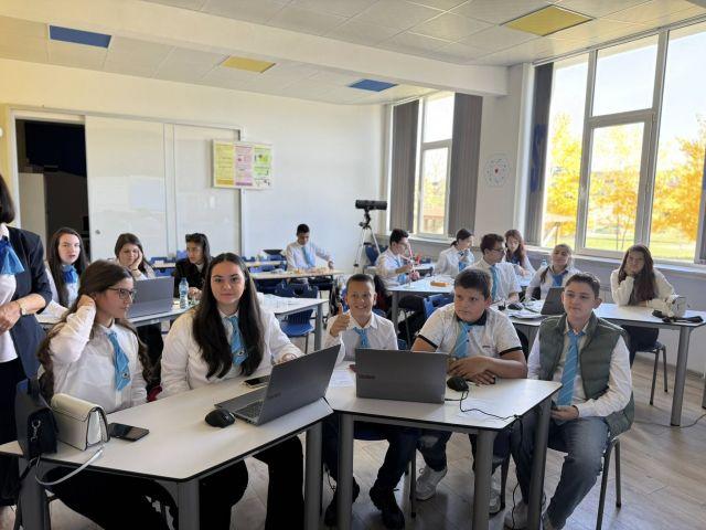 STEM центърът включва кабинети по Природни науки, Зелени технологии и устойчиво развитие, Роботика и киберфизични системи, както и шест модерни свързани класни стаи, оборудвани с високотехнологични средства за обучение