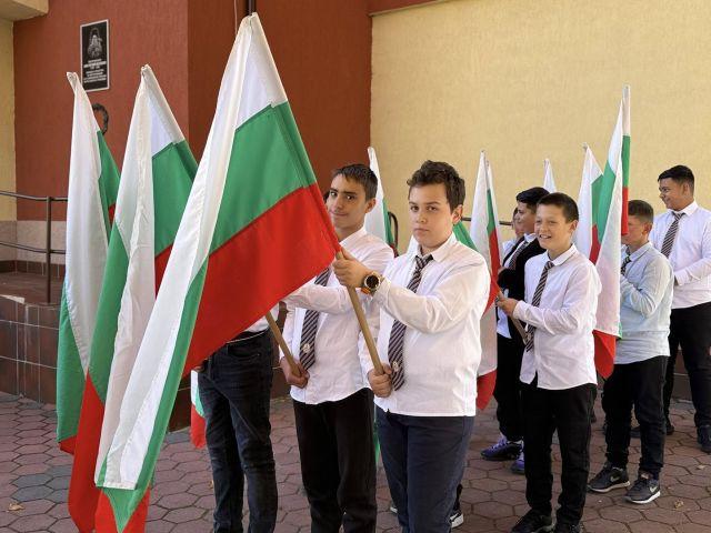 Шествието бе водено от фанфарния оркестър на училището