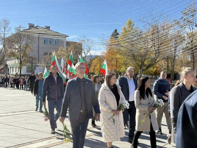 Шествието бе водено от фанфарния оркестър на училището