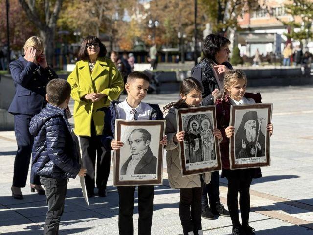 Шествието бе водено от фанфарния оркестър на училището