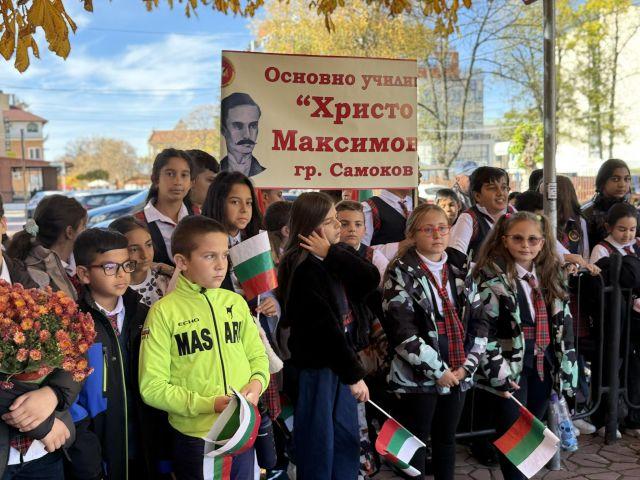 Шествието бе водено от фанфарния оркестър на училището