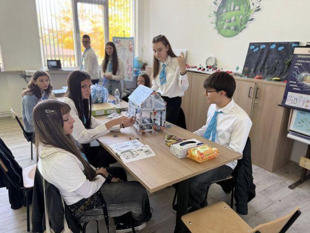 STEM центърът включва кабинети по Природни науки, Зелени технологии и устойчиво развитие, Роботика и киберфизични системи, както и шест модерни свързани класни стаи, оборудвани с високотехнологични средства за обучение