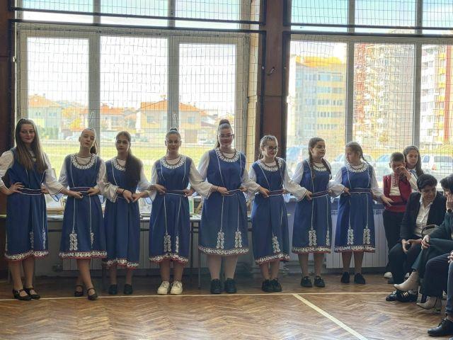 STEM центърът включва кабинети по Природни науки, Зелени технологии и устойчиво развитие, Роботика и киберфизични системи, както и шест модерни свързани класни стаи, оборудвани с високотехнологични средства за обучение