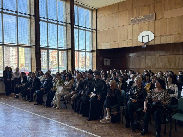 На откриването присъстваха кметът на Община Самоков – д-р инж. Ангел Джоргов, заместник-кметовете г-жа Венета Галева и инж. Петър Костов, началникът на отдел „Култура, образование, спорт, младежки дейности и туризъм“ – г-жа Даниела Трохарова, председателят на Синдиката на българските учители – д.ик.н. Янка Такева, експерти от Регионално управление на образованието – София област, директори и педагогически специалисти от училищата в общината, представители на Обществения съвет и гости на тържеството