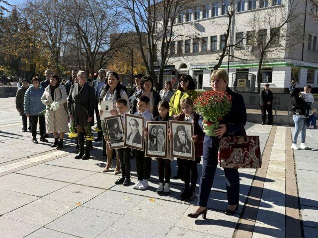 Цветя бяха поднесени на паметниците на митрополит Авксентий Велешки, Паисий Хилендарски и Захарий Зограф