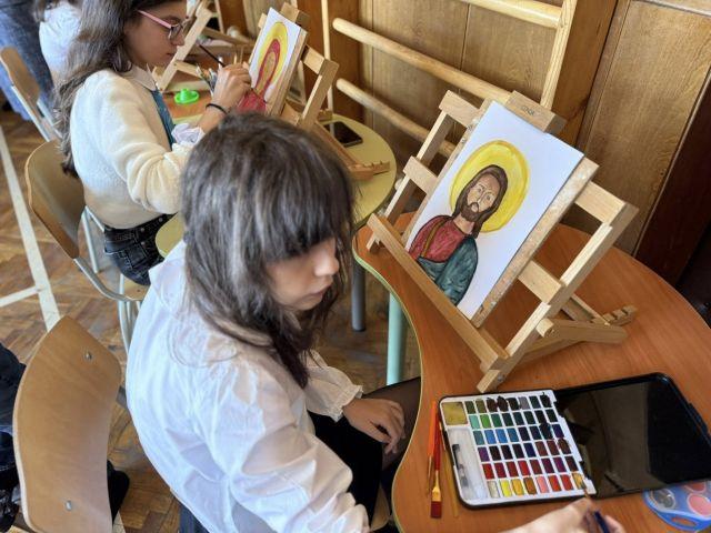 STEM центърът включва кабинети по Природни науки, Зелени технологии и устойчиво развитие, Роботика и киберфизични системи, както и шест модерни свързани класни стаи, оборудвани с високотехнологични средства за обучение