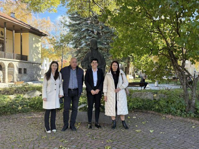 Цветя бяха поднесени на паметниците на митрополит Авксентий Велешки, Паисий Хилендарски и Захарий Зограф