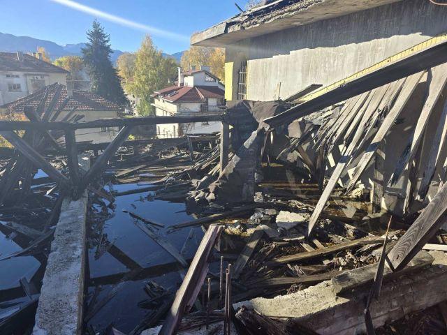 дървената конструкция е изгнила и при вятър части от нея падат на улицата и в съседни имоти