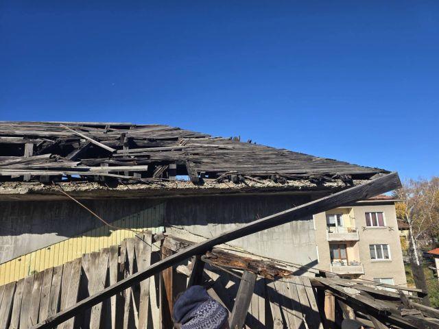 дървената конструкция е изгнила и при вятър части от нея падат на улицата и в съседни имоти