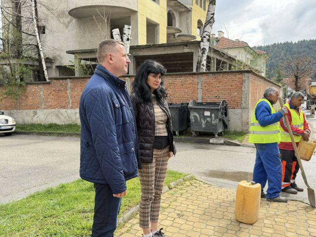 Кметът инж. Ангел Джоргов, заедно с директора на строителната дирекцияКрасимира Костадинова, проследиха началото на дейностите и обсъдиха с техническия екип сроковете за изпълнение