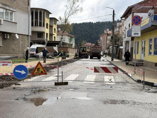 По време на строително-ремонтните дейности участъкът ще бъде затворен за движение на моторни превозни средства, като пресечните улици ще останат отворени.