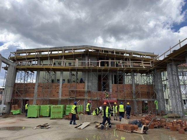 Новият салон е сред най-значимите обекти в сферата на образованието, по които Общината работи в момента.