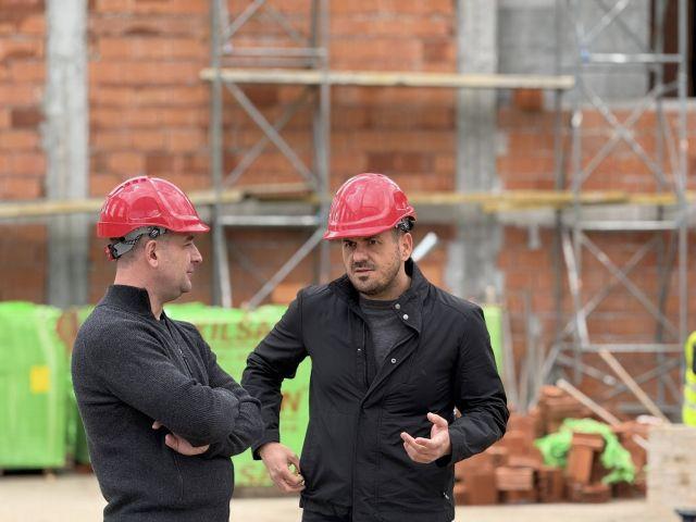 Кметът на община Самоков инж. Ангел Джоргов и заместник-кметът по строителството инж. Петър Костов направиха оглед на място на изпълняваните строителни дейности.