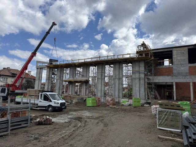 Новият салон е сред най-значимите обекти в сферата на образованието, по които Общината работи в момента.