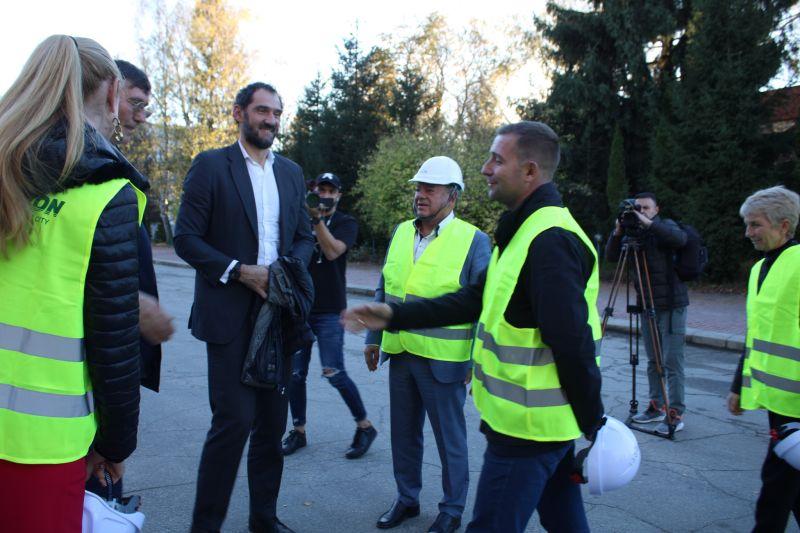 Инж Георгиев представи на гостите напредъка на строителството на хотела и залата.