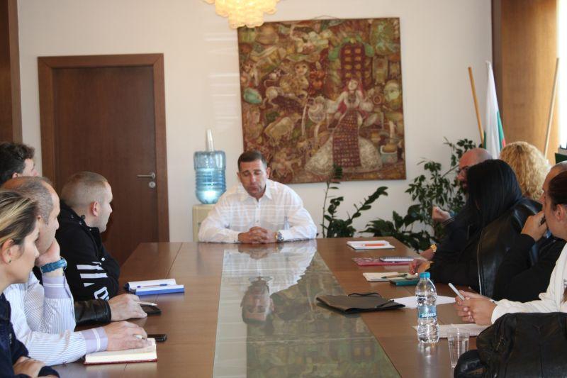 Кметът инж. Ангел Джоргов проведе среща с кметовете на кметства, представители на фирмата за зимно поддържане, ръководството на РУ – Самоков, РСПАБЗН и Областно пътно управление във връзка с готовността за зимния сезон