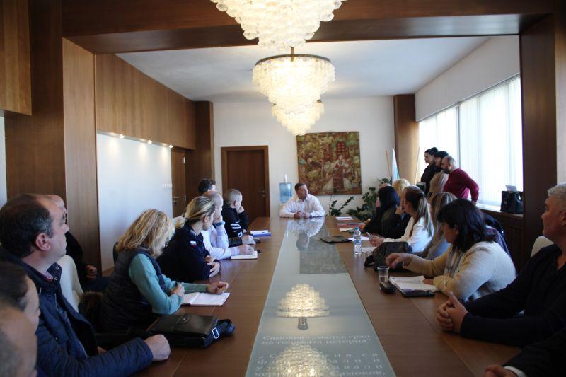 Представителят на Областно пътно управление Огнян Александров също докладва готовността на машини и материали за зимна поддръжка на републиканската пътна мрежа.