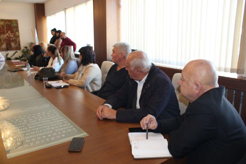 От фирмата, ангажирана със зимното поддържане на общинската пътна и улична мрежа, докладваха готовността си за сезона.