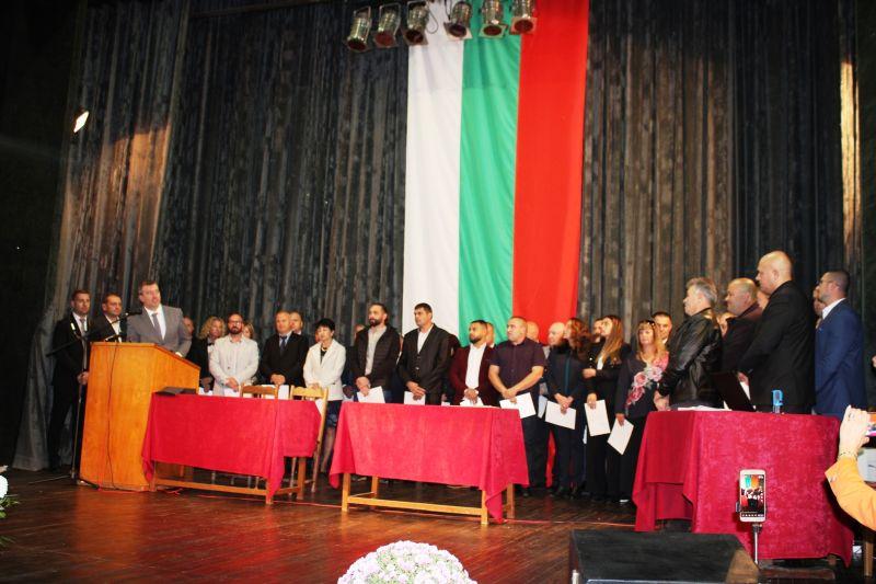 Избраните общински съветници и кметове на кметства също получиха удостоверенията си и положиха клетва.