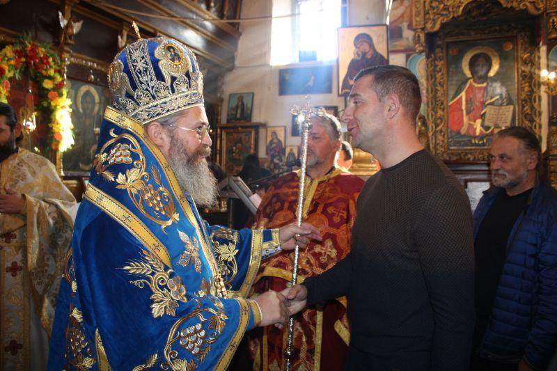На службата, по покана на Негово Преосвещенство и на архиерейския наместник на Самоковска духовна околия отец Михаил Колев, присъства и кметът на община Самоков инж. Ангел Джоргов
