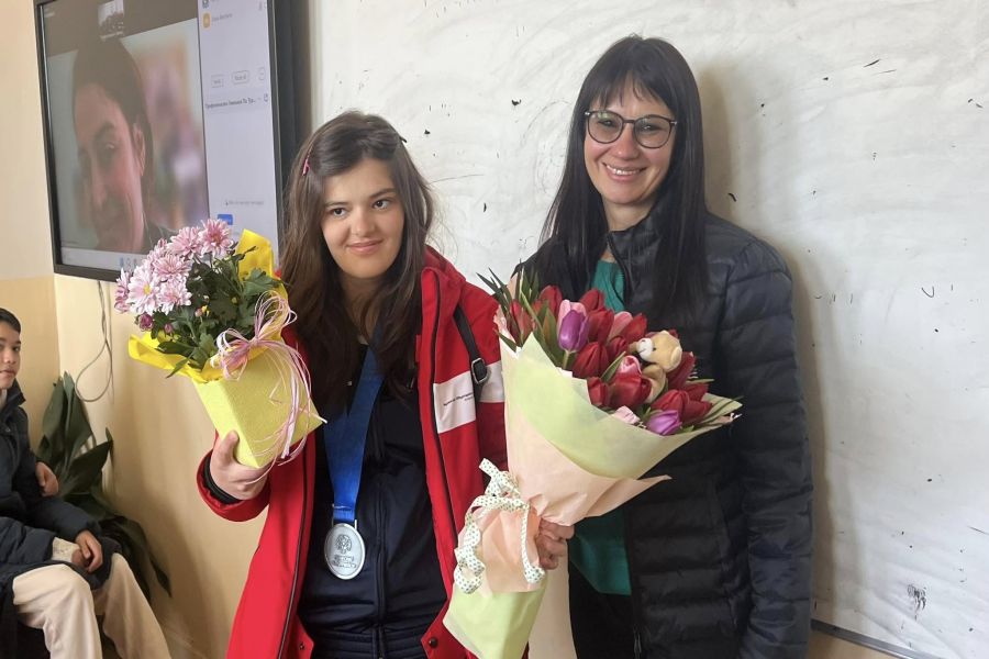 Община Самоков поздравява Дарина Богданова за сребърния медал от Зимните игри на Спешъл Олимпикс!
