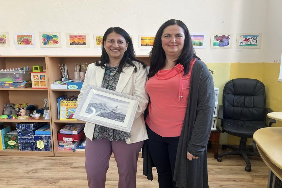 В сградата на ЦСРИ в Самоков бе открита изложба, представяща произведения на потребители на социални услуги от ЦСРИ и ДЦДМУ