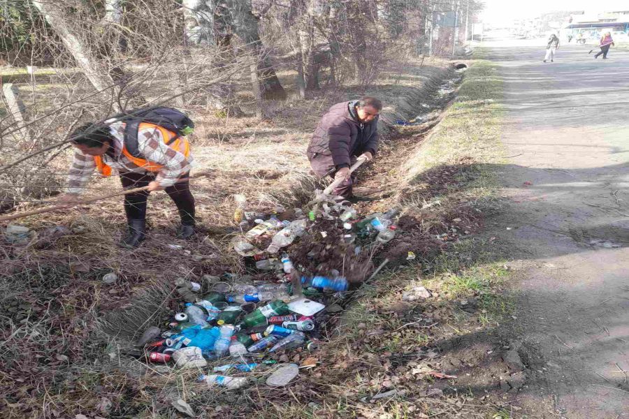 Екипите на Община Самоков работят усилено по почистването на Ихтиманско шосе и улица Подридна, а входно-изходните артерии на града постепенно придобиват по-чист и приветлив вид