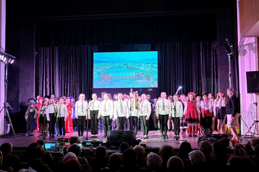 Тържество, което преплете в себе си дух, талант, история и бъдеще – така може да се опише празничният спектакъл на ОУ „Митрополит Авксентий Велешки“ по случай неговия патронен празник