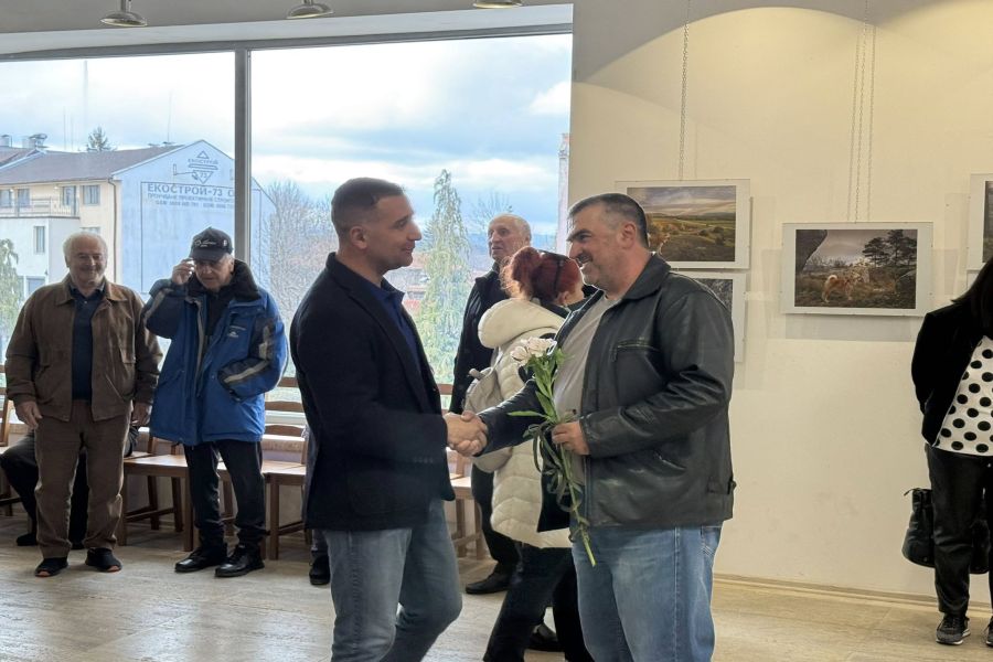 Днес в художествена галерия ,,Проф. Васил Захариев” се състоя откриването на първата самостоятелна изложба на самоковския фотограф Георги Големинов