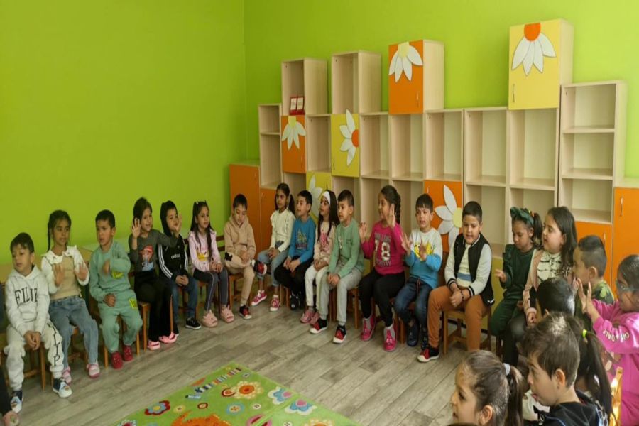 По повод Международния ден на ромите кметът на община Самоков инж. Ангел Джоргов посети филиала на детска градина „Пролет“, придружен от експерта по образование Бояна Попова