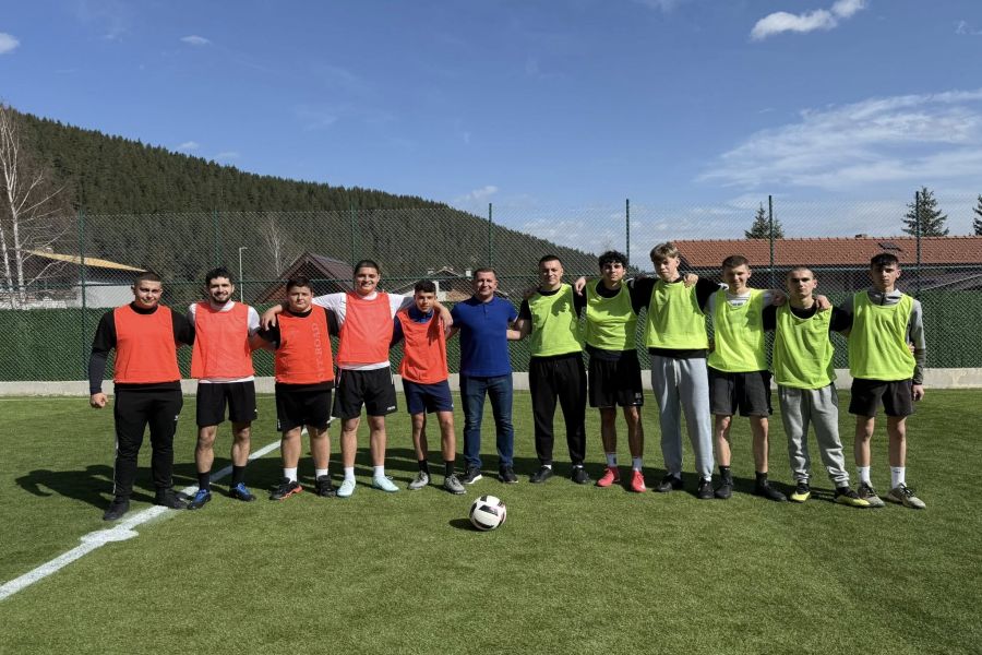 Новоизградената комбинирана спортна площадка в село Бели Искър бе официално открита с вълнуващ футболен турнир, организиран от кметството на селото.
