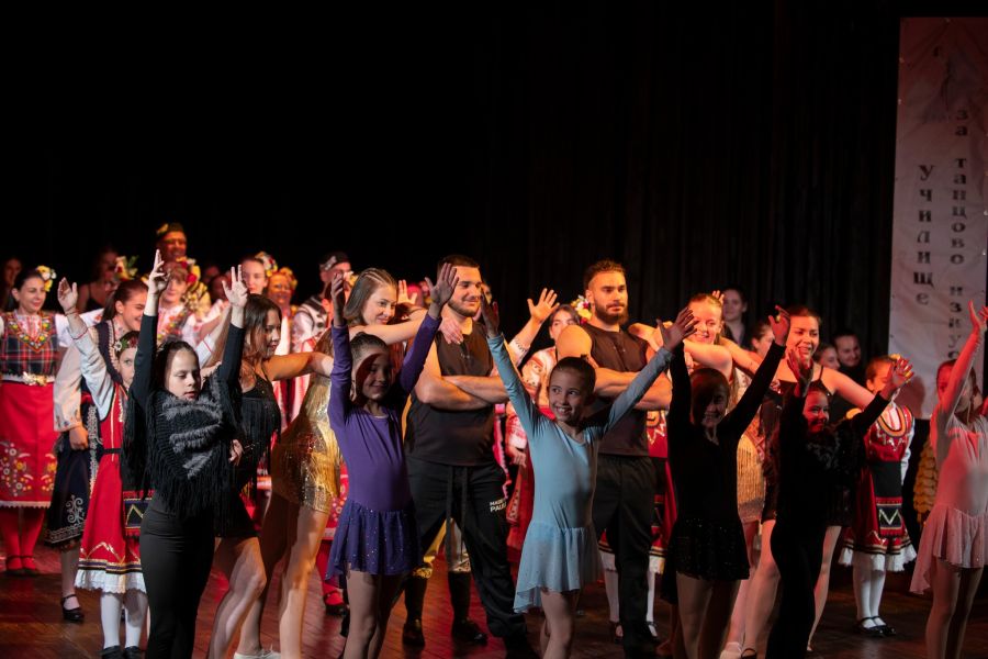 Магията на танца оживя в спектакъла „Зад кулисите, там, където започва…”