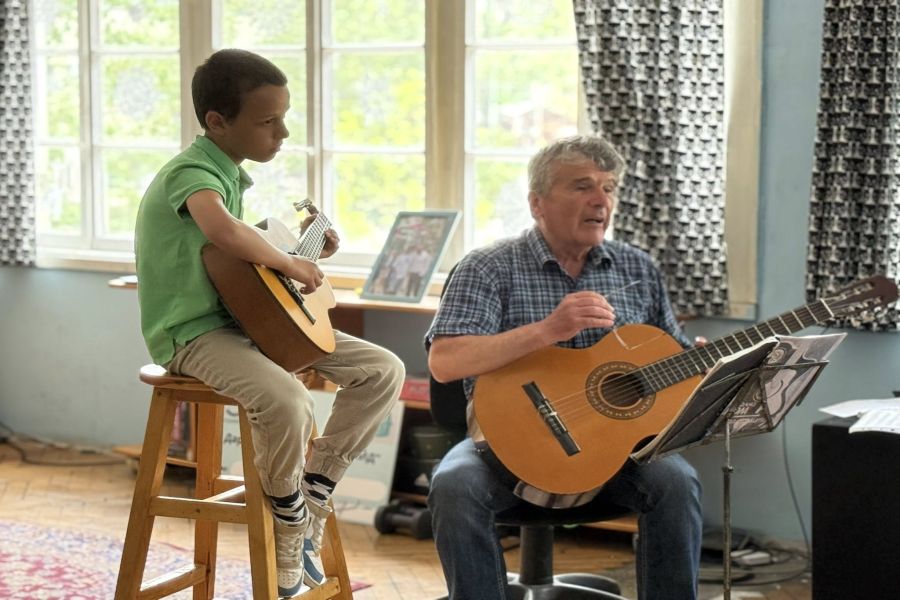 С традиционен майски концерт учениците от китарен ансамбъл „Акустика“ с ръководител Христо Христов зарадваха публиката в „Хъба“ тази вечер