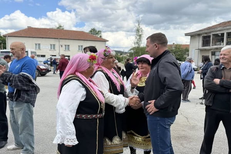В самоковското село Алино за първи път се проведе фолклорен фестивал под надслов „Пътят на песента в село Алино“
