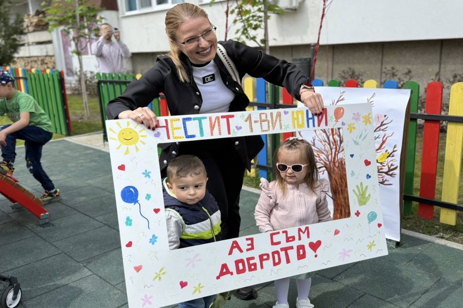 Денят на 1-ви юни започна с много усмивки и настроение – открихме новата детска площадка в квартал Самоково!