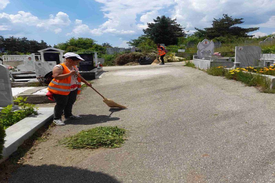 През тази седмица бяха основно почистени градските гробищни паркове „Стадиона” и „Ридо”