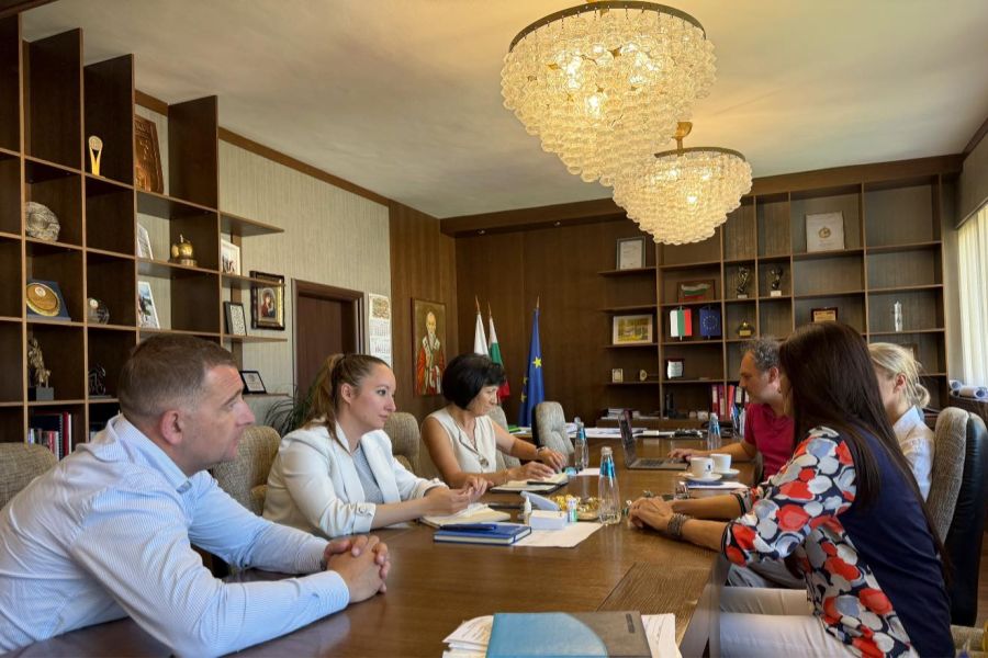 Кметът на Община Самоков инж. Ангел Джоргов, заместник-кметът Венета Галева и секретарят на общината Станислава Цветкова, проведоха работна среща с представители на фондация NOVETUS, създадена от художника и декоратор Борис Делчев