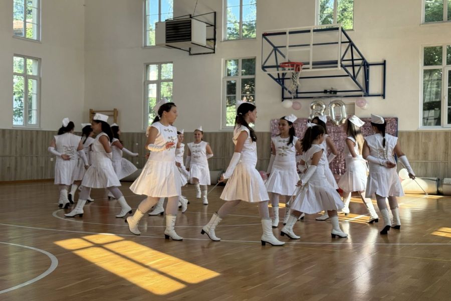 Във физкултурния салон на Основно училище „Св. св. Кирил и Методий“ тържествено бе отбелязана 30-ата годишнина от създаването на мажоретна формация „Весиденс“