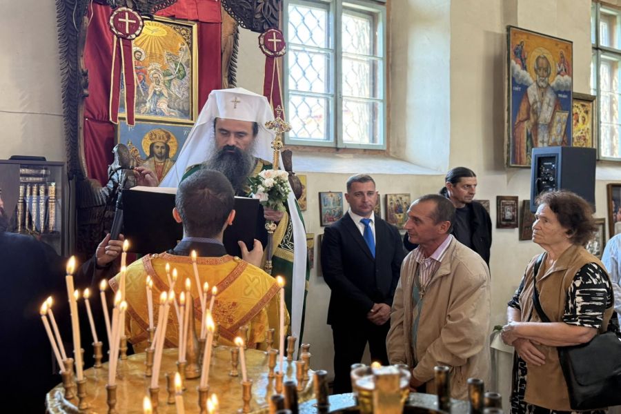 Днес, когато почитаме паметта на Св. Паисий Хилендарски – будителят на българския дух и родова памет – в храм „Св. Николай Чудотворец“ в Самоков посрещнахме Българския патриарх и Софийски митрополит Даниил