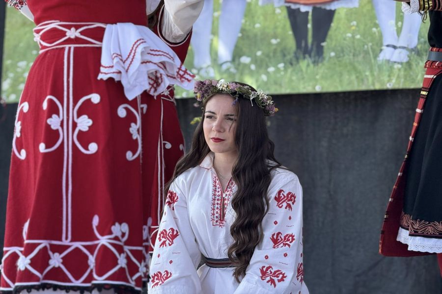 Днес село Доспей е истинска сцена на българските традиции, песни и танци!