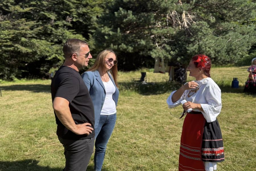 Село Долни Окол за трета поредна година се превърна в сцена на неподправена българщина, обичаи и магията на фолклора.