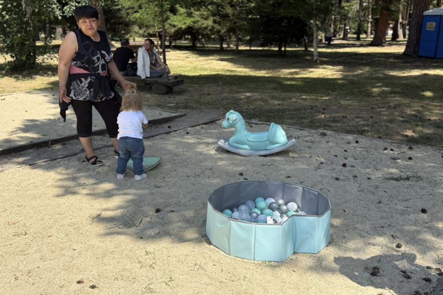 През уикенда в пясъчника на Туристическата градина бяха поставени нови детски съоръжения и забавни игри, специално за най-малките жители и гости на Самоков.