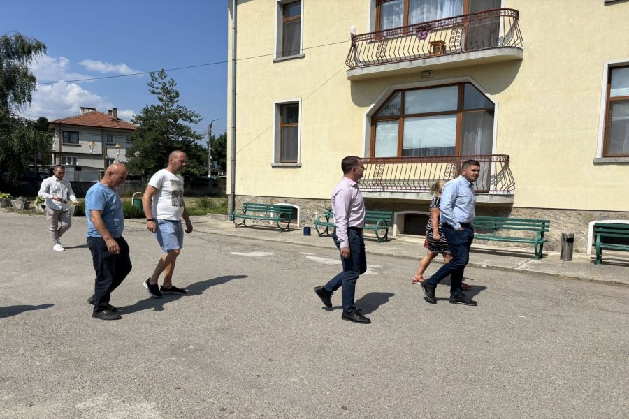 Кметът инж. Ангел Джоргов и зам.-кметът инж. Петър Кастов проведоха оперативка с изпълнителя на проекта за реконструкция на Дом за стари хора в Самоков.