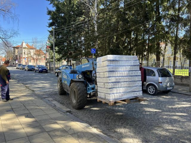 Пакети с хранителни продукти за хора в неравностойно положение
