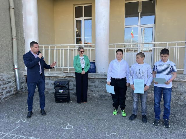 Ученици върнаха портмоне с голяма сума пари на собственика му