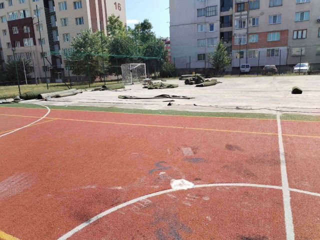 Започна ремонтът на спортната площадка при бл. 17.