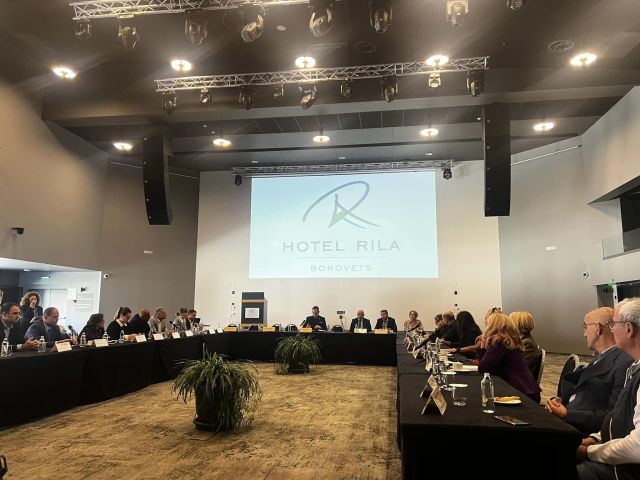 Заседание на тема “Предизвикателства и перспективи пред туристическия бранш в началото на зимен сезон 2024 – 2025 г.” в Боровец